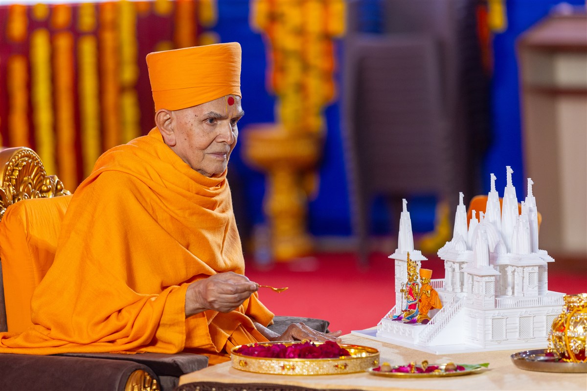 Swamishri performs the shilanyas rituals
