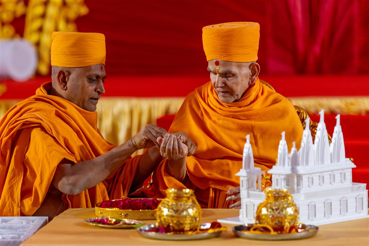 Munivandan Swami ties a nadachhadi to Swamishri