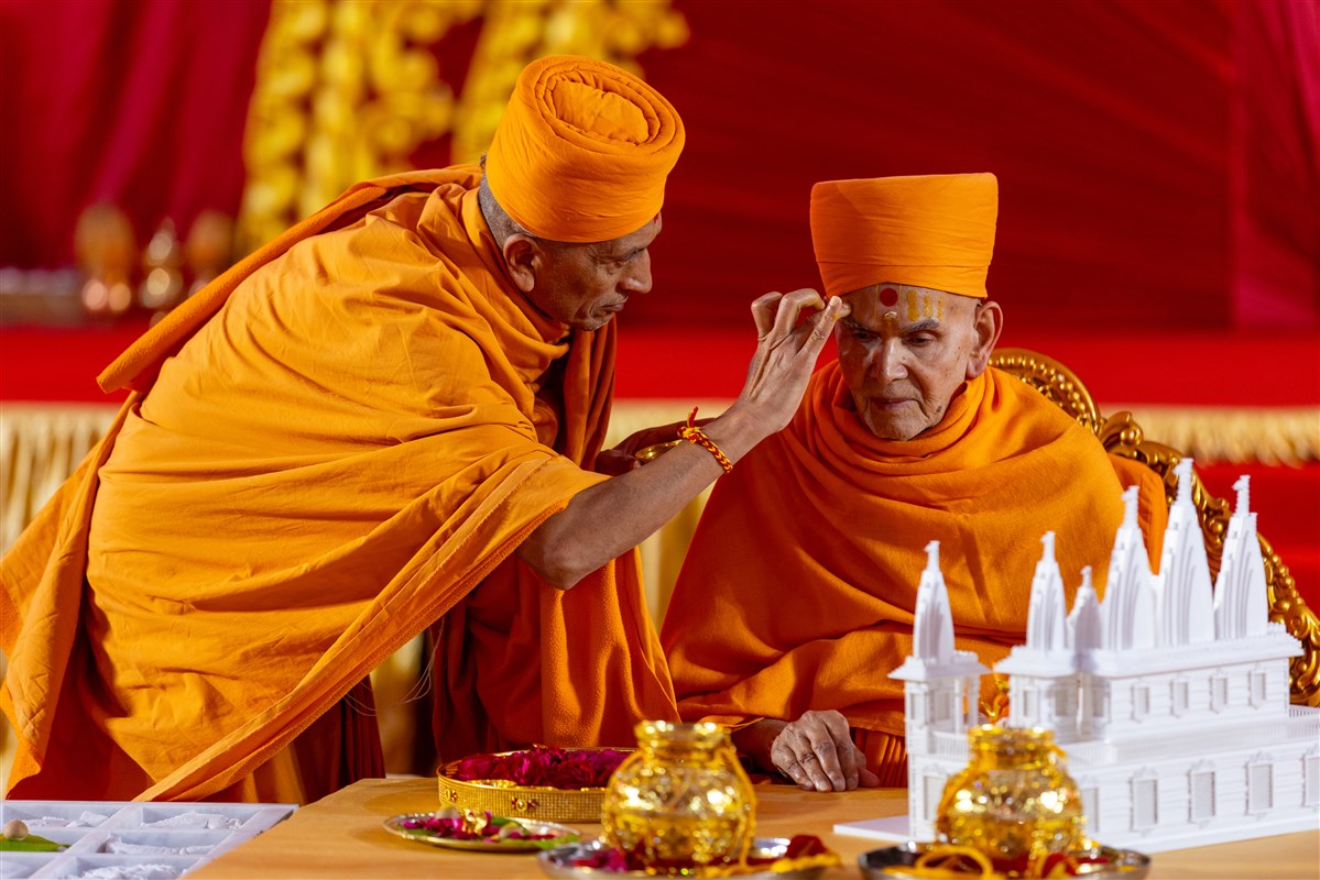 Uttamprakash Swami applies chandan archa to Swamishri