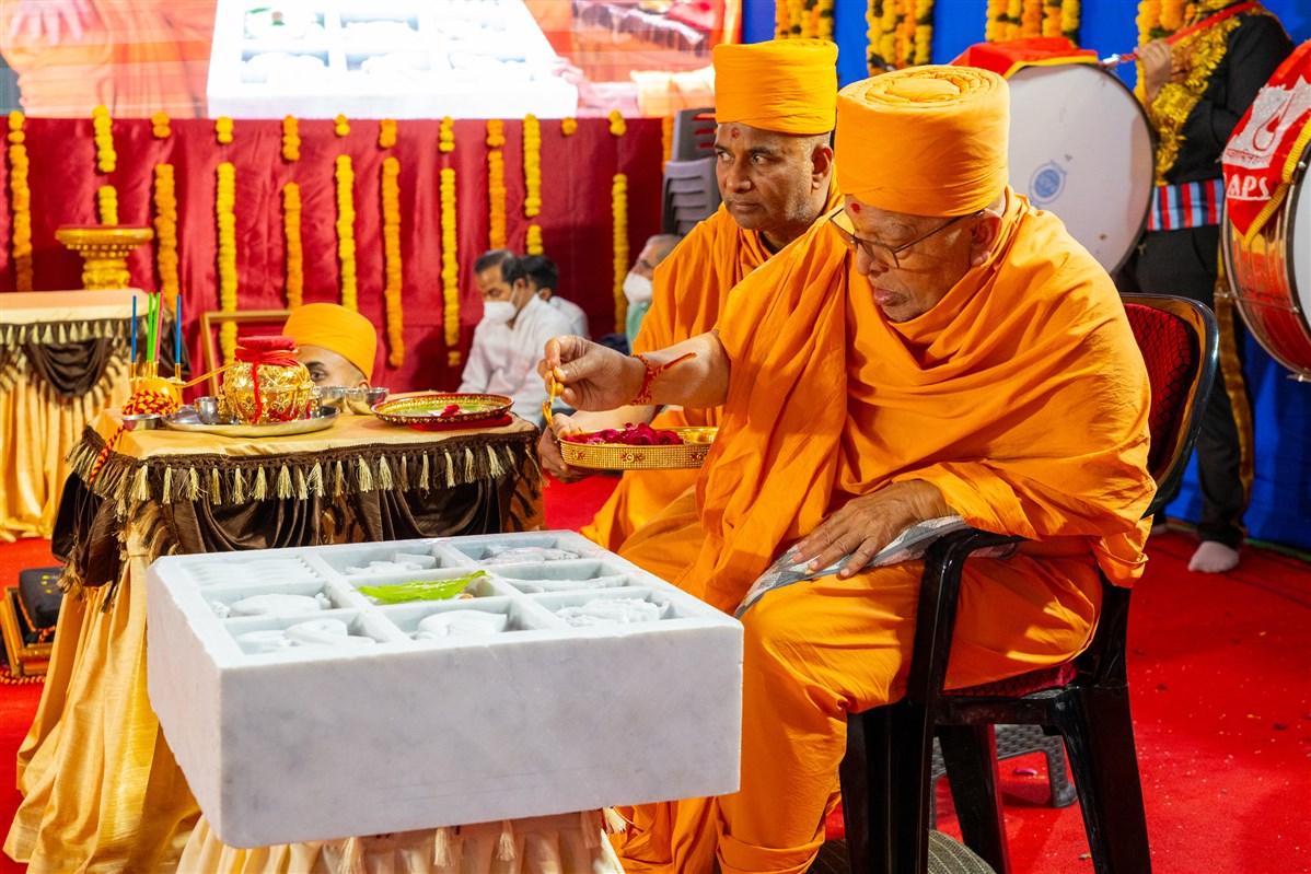 Pujya Ghanshyamcharan Swami performs the shilanyas rituals