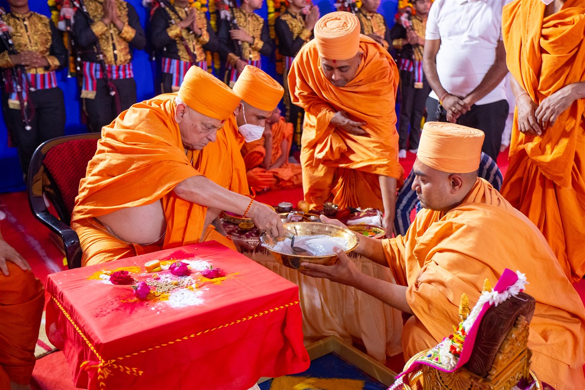 Pujya Ishwarcharan Swami performs the shilanyas rituals