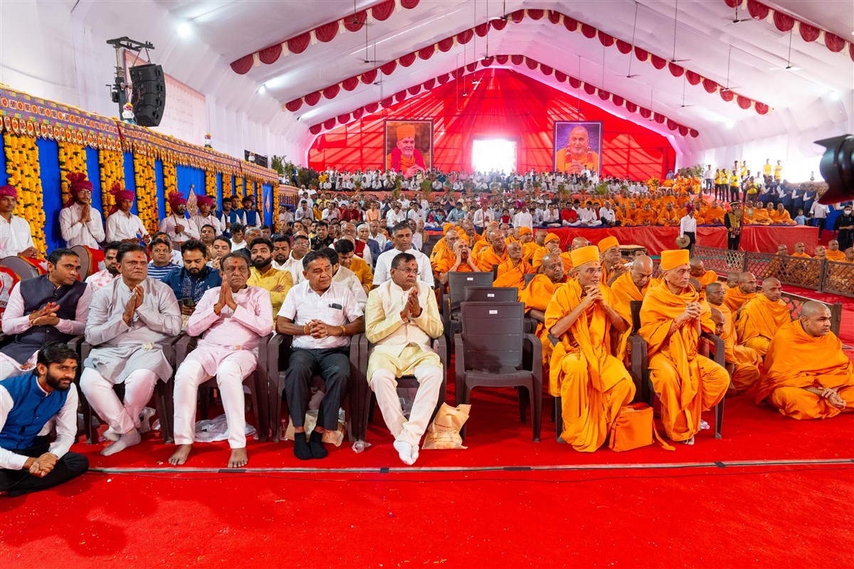 Swamis and devotees chant the Swaminarayan dhun