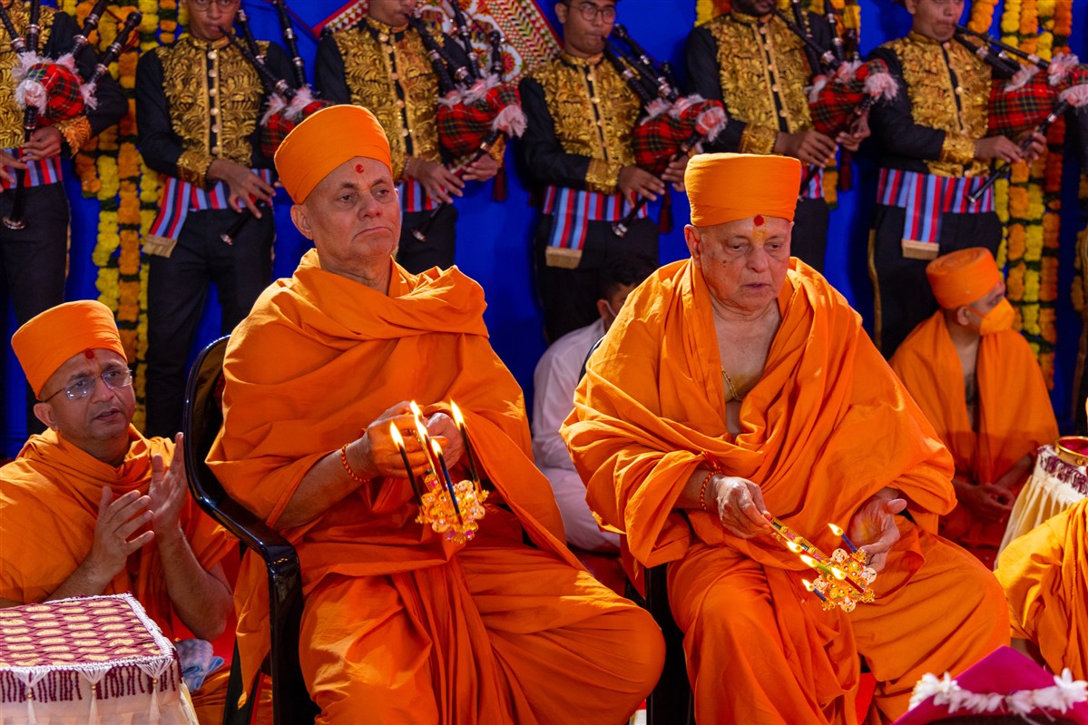 Pujya Viveksagar Swami and Pujya Ishwarcharan Swami perform the arti