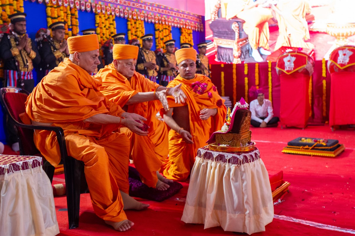 Pujya Viveksagar Swami and Pujya Ishwarcharan Swami offer mantra-pushpanjali