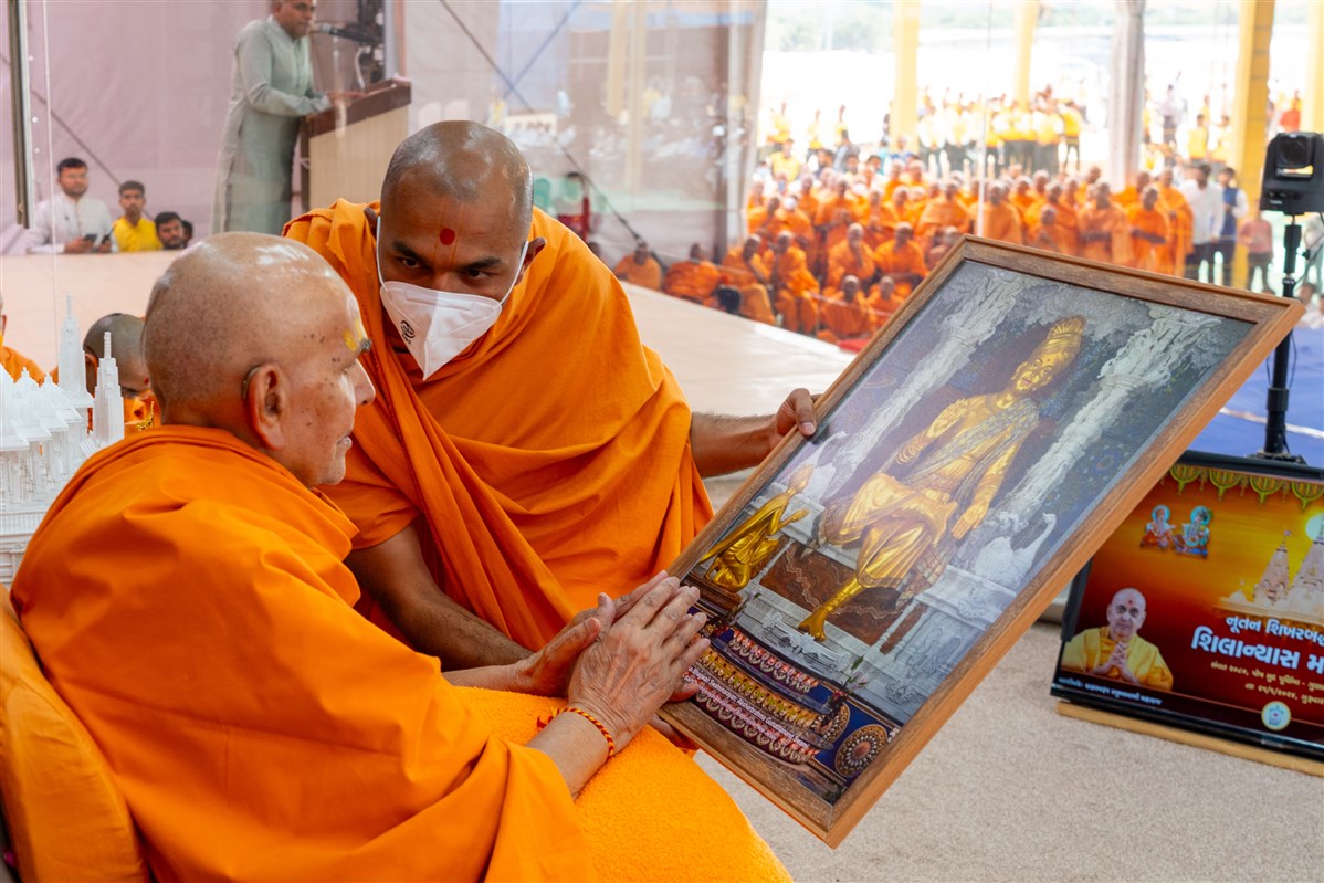 Swamishri sanctifies a photo