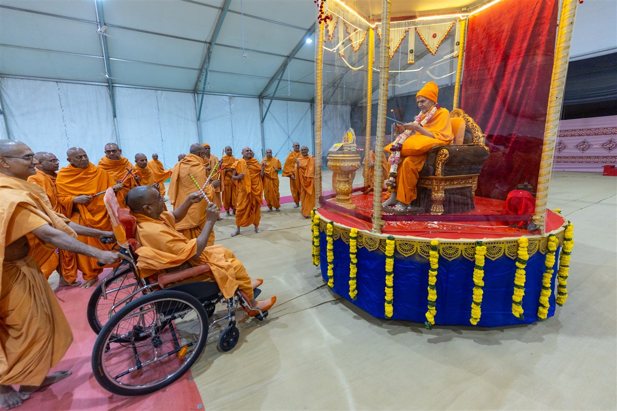 Swamishri plays ras with swamis