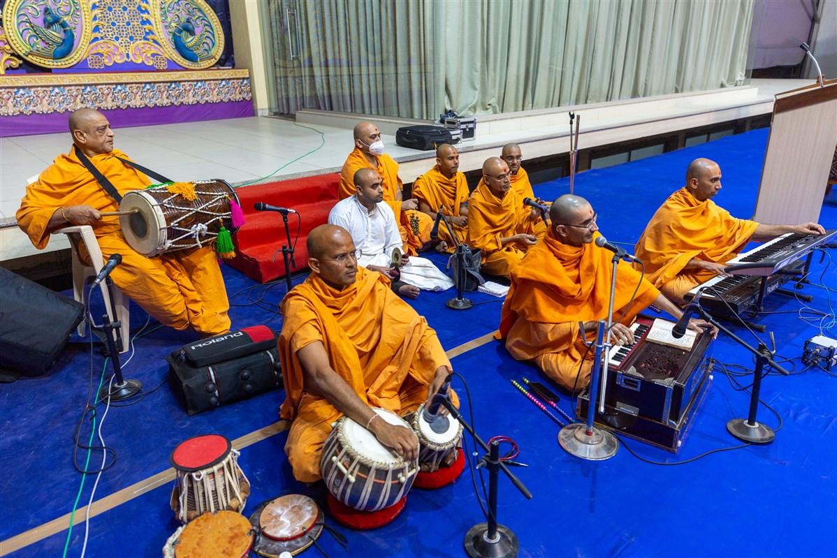 Swamis sing ras kirtans