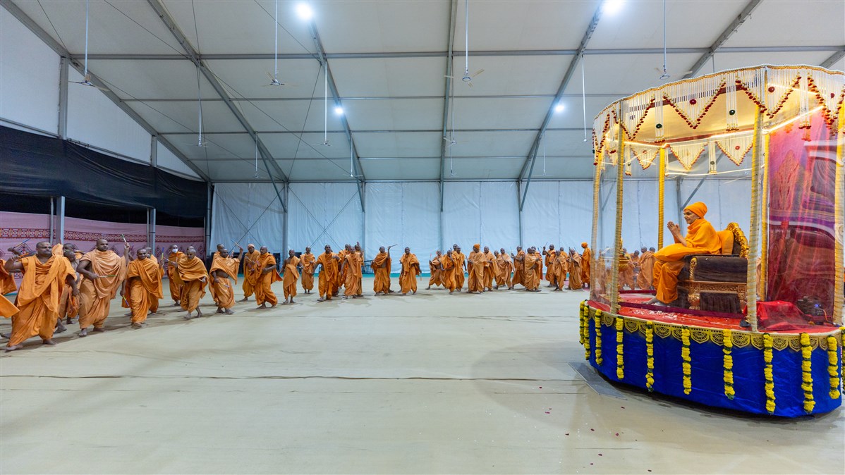 Swamis playing the traditional ras around Swamishri