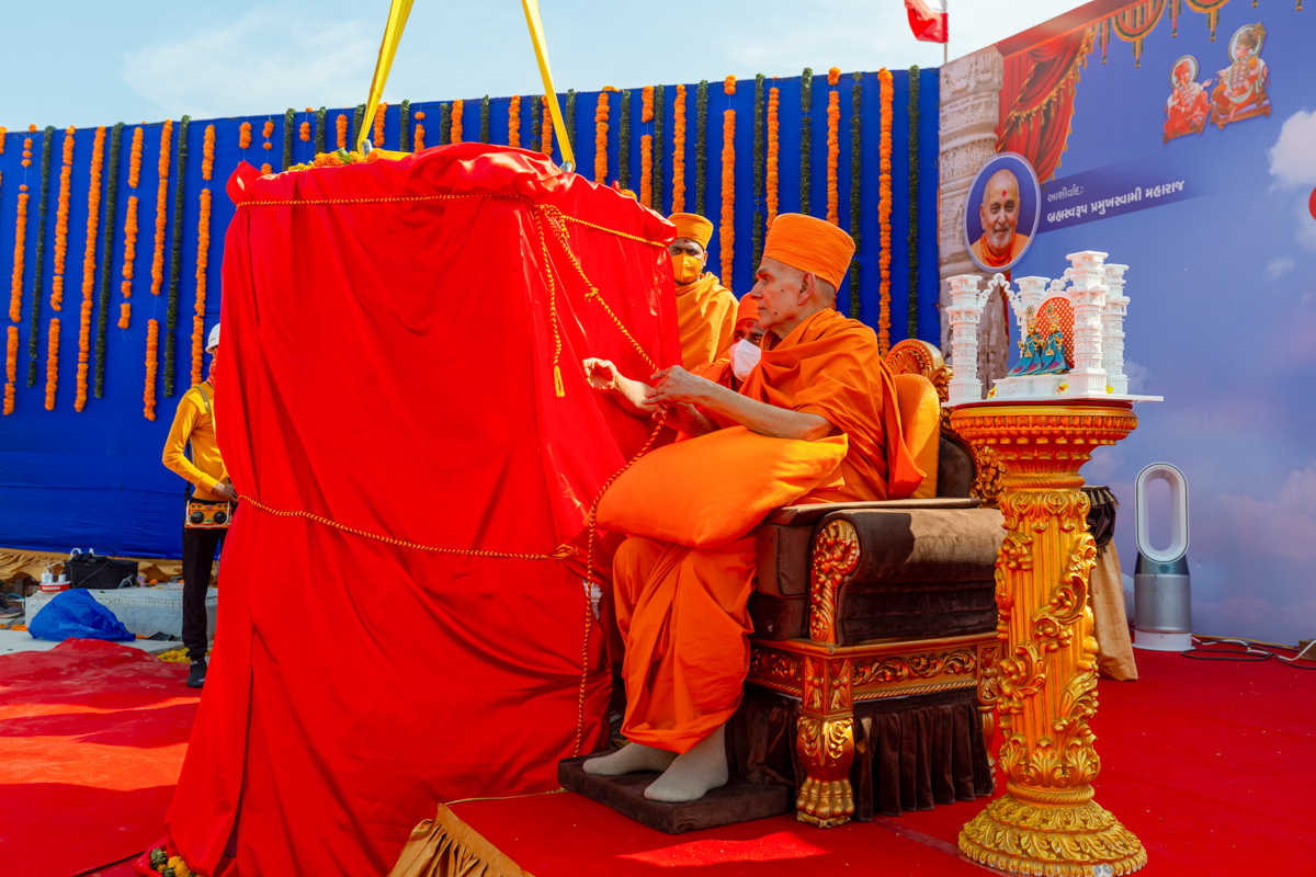 Swamishri unties a nadachhadi of the first pillar