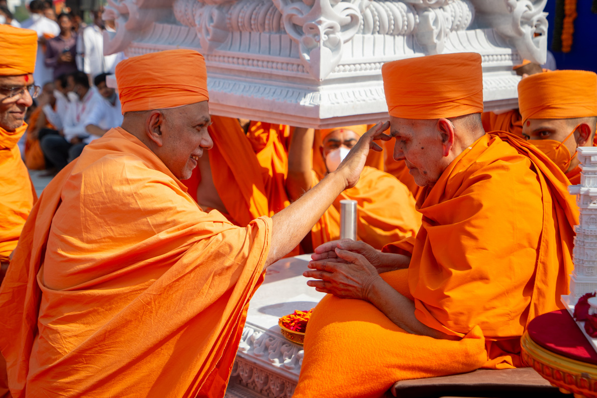 Shrijiswarup Swami performs pujan of Swamishri