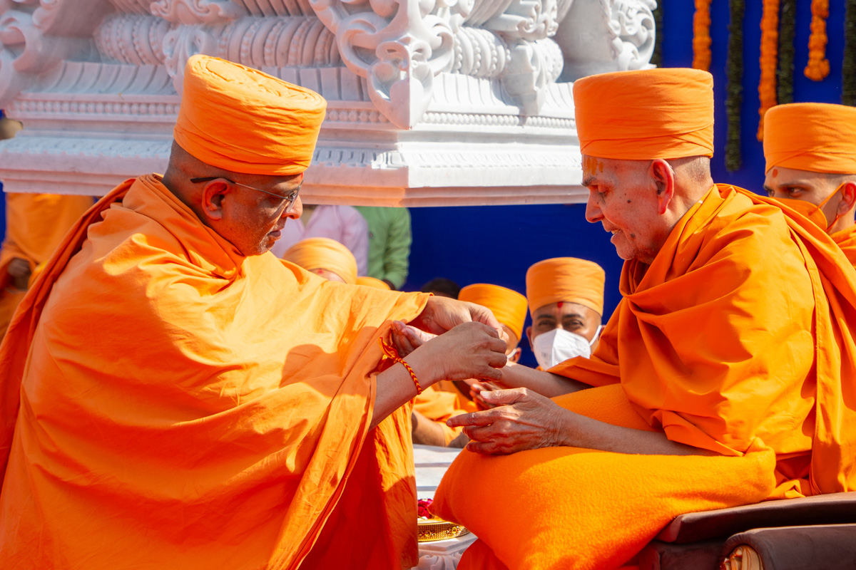 Nikhilesh Swami ties a nadachhadi to Swamishri
