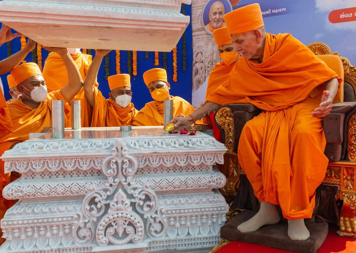 Swamishri performs pujan of the pillar base