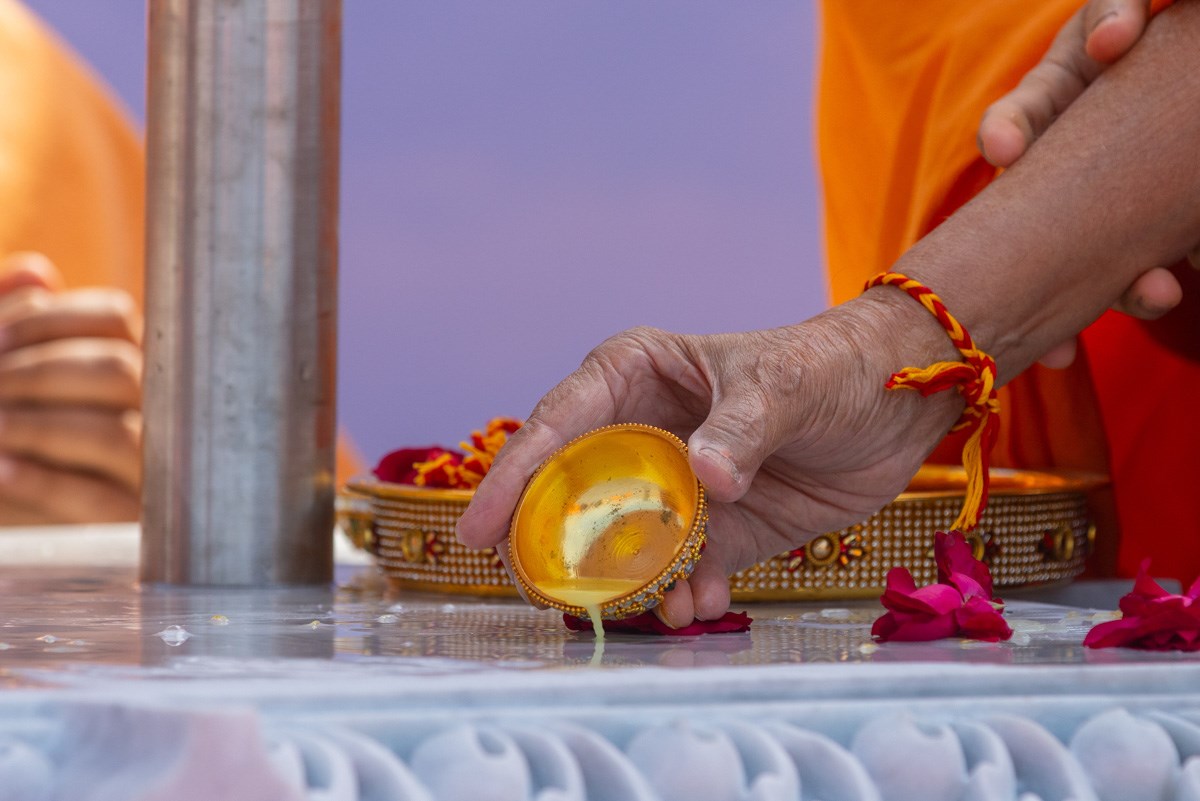 Swamishri performs pujan of the pillar base