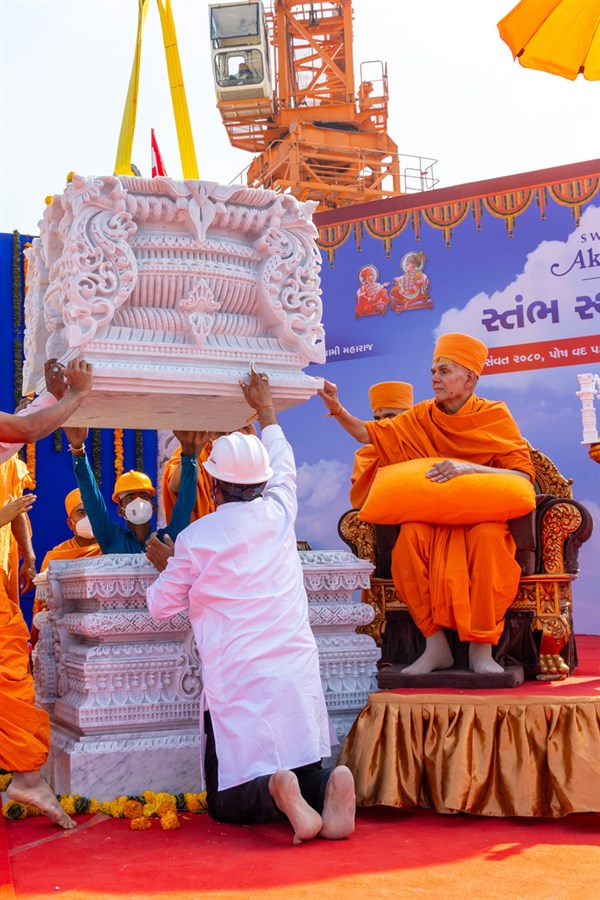 Swamishri places the first pillar
