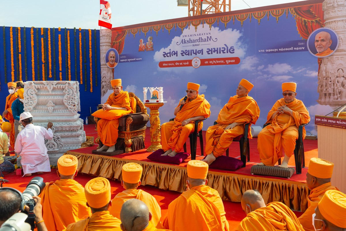 Pujya Ishwarcharan Swami addresses the assembly