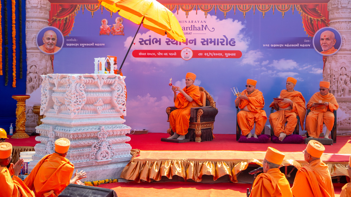 Swamishri and senior swamis perform the arti