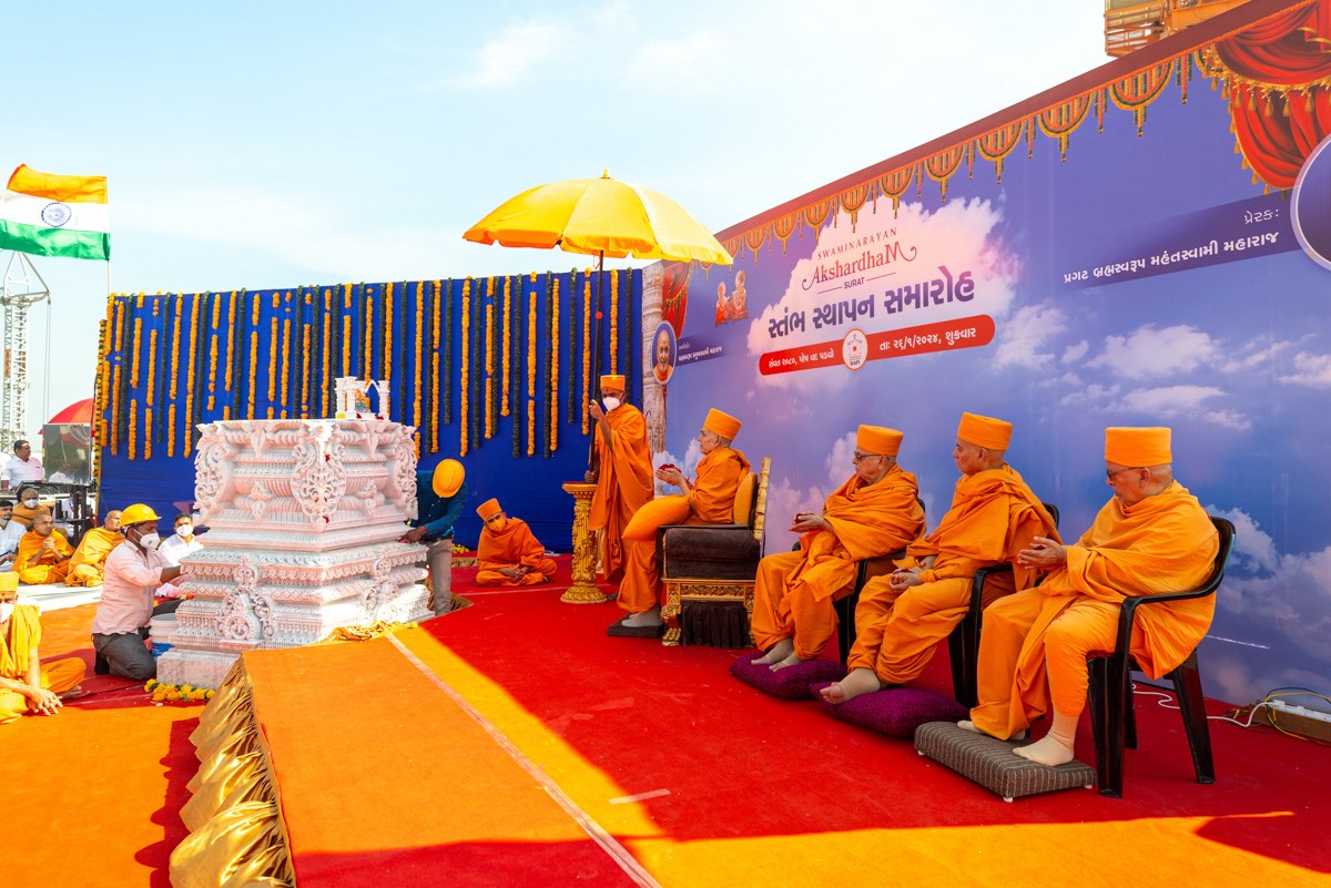 Swamishri and senior swamis offers mantra-pushpanjali