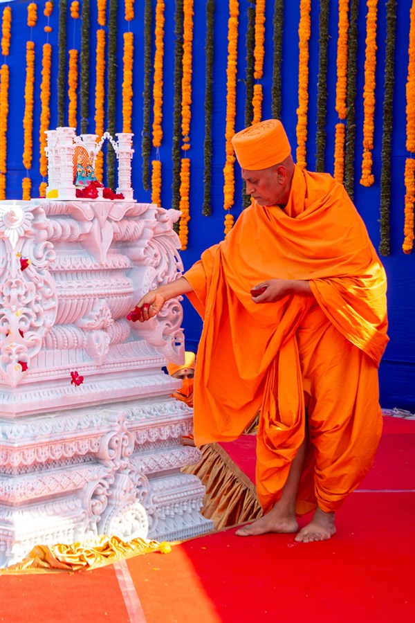 Munivandan Swami showers flower petals on the pillar