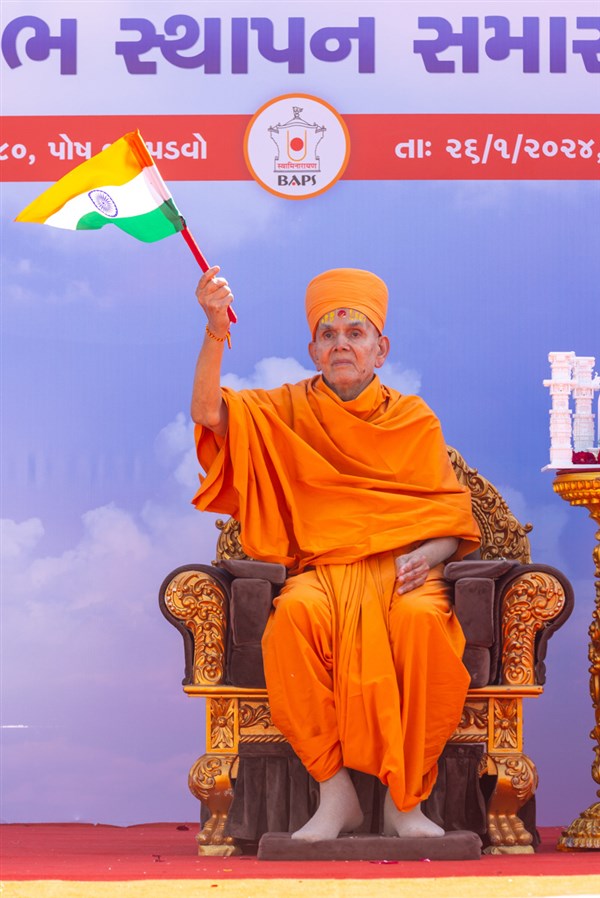 Swamishri waves an Indian flag on India's Republic Day