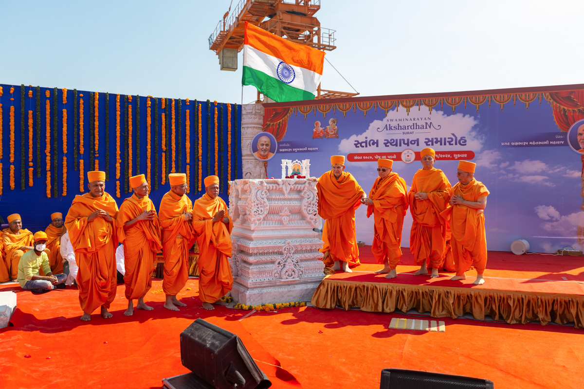 Swamishri, senior swamis and swamis with the pillar