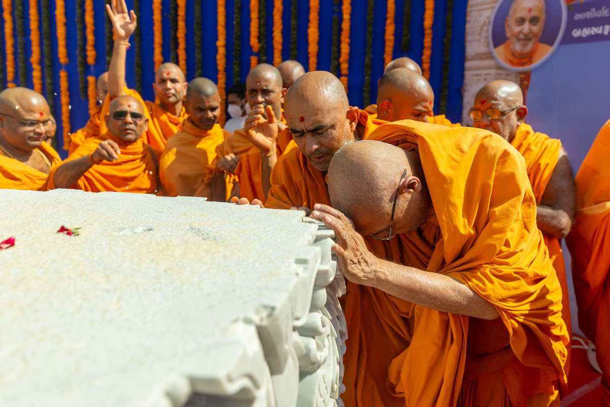 Swamis doing darshan of the pillar