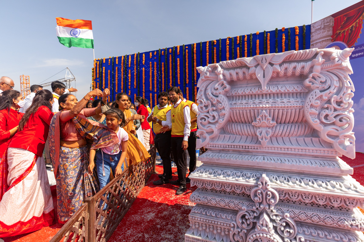 Devotees doing darshan of the pillar
