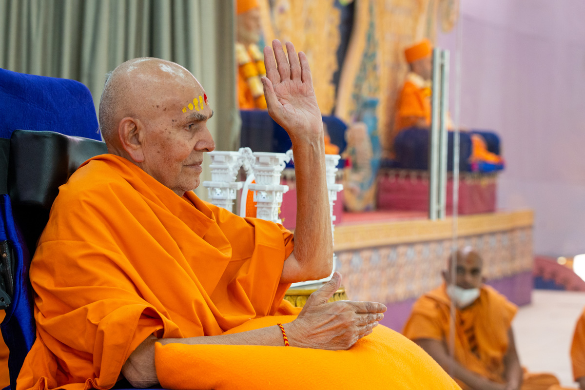 Swamishri blesses all in the assembly