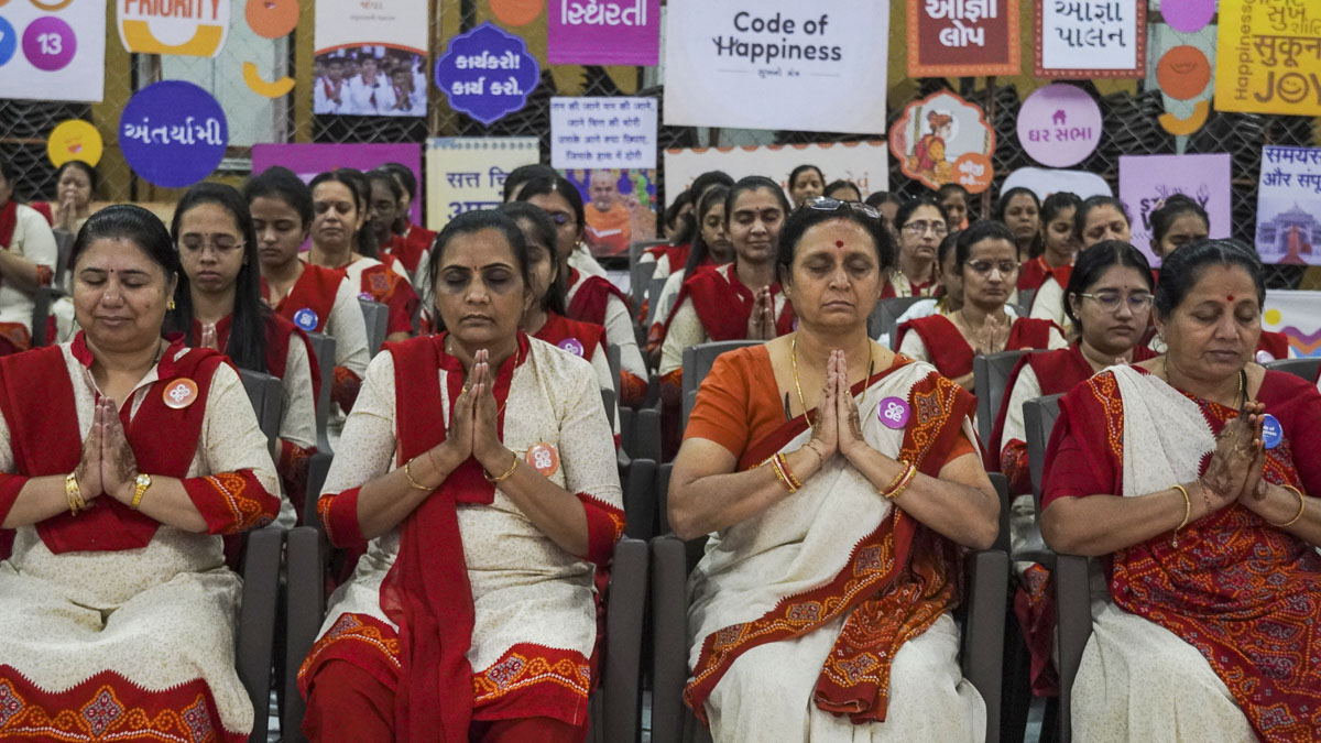 Balika karyakars recite the Sahajanand Namavali