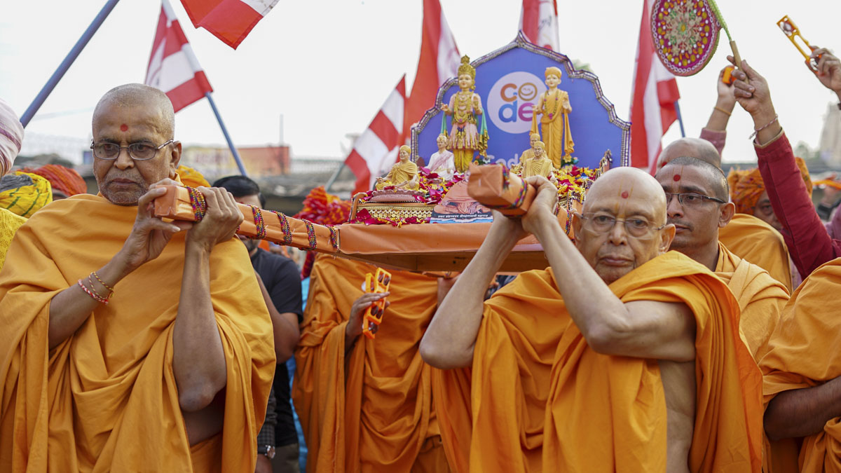 Pujya Tyagvallabh Swami and sadhus take part in the procession