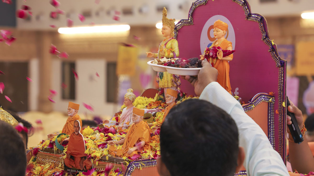 Bal karyakars offer thaal to Thakorji during the procession