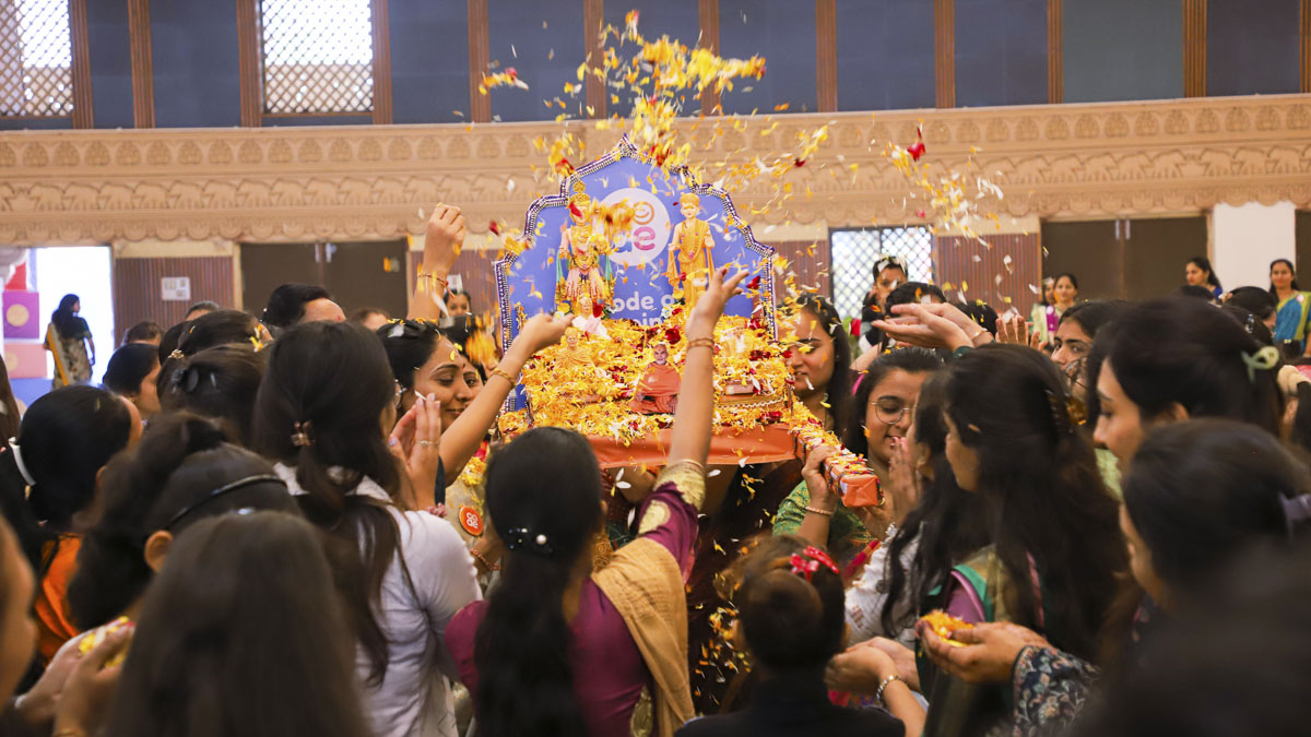 Balika karyakars welcome Thakorji with flowers