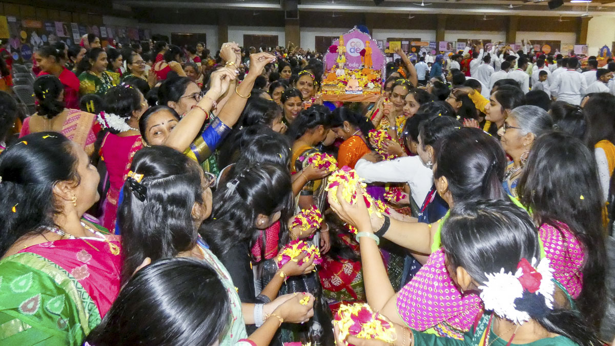 Balika karyakars welcome Thakorji