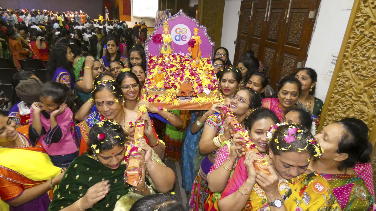 Balika karyakars welcome Thakorji