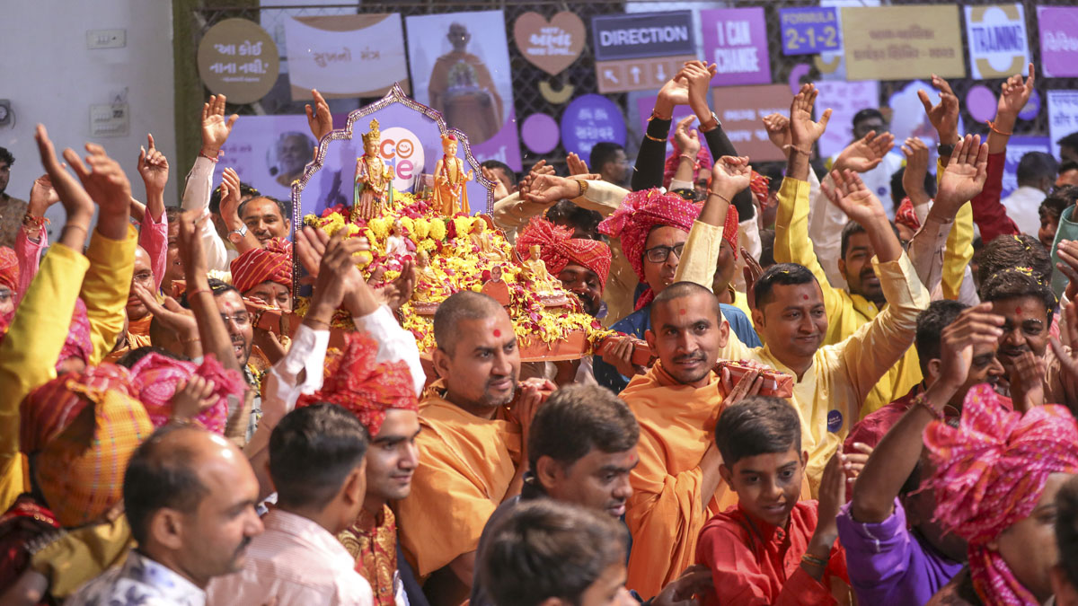 Sadhus and bal karyakars welcome Thakorji