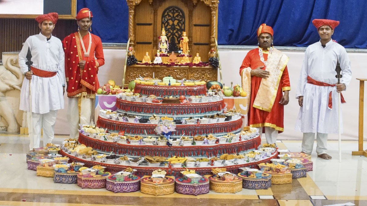 Bal karyakars offer annakut to Thakorji