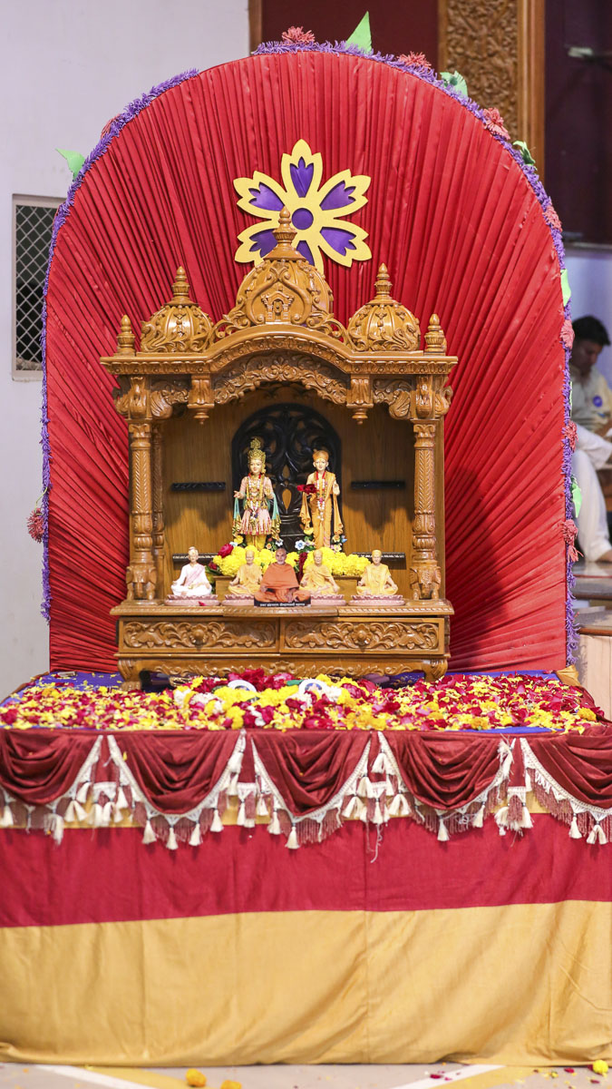 Thakorji seated on a decorative throne during the convention