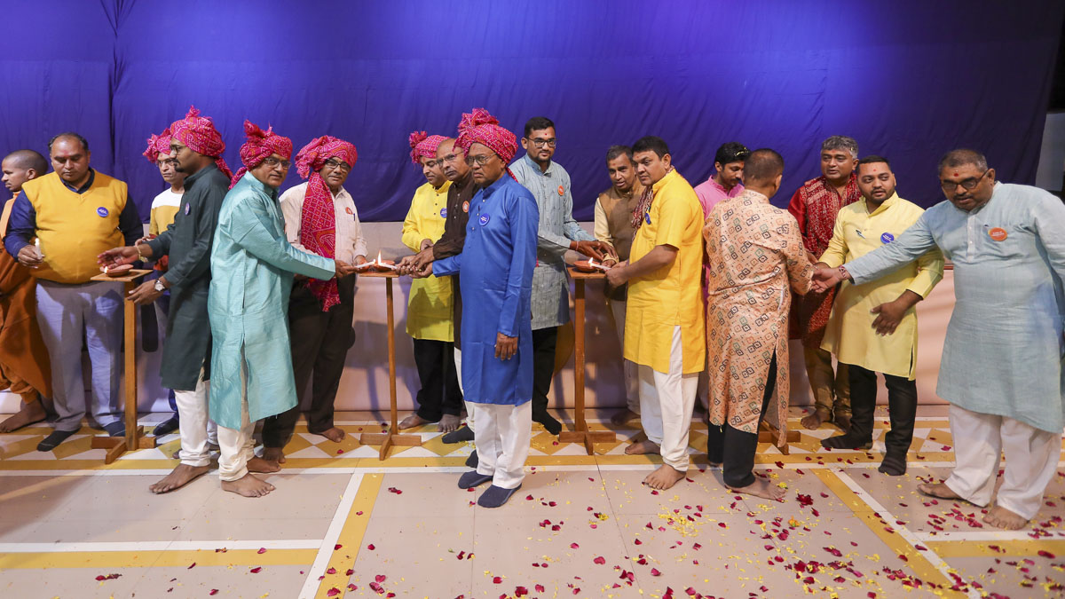 Senior karyakars light sacred lamps to inaugurate the convention