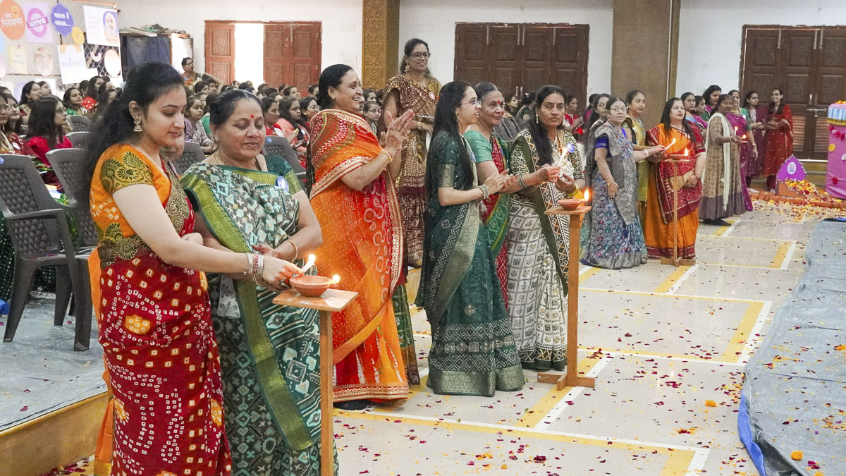 Senior karyakars light sacred lamps to inaugurate the convention