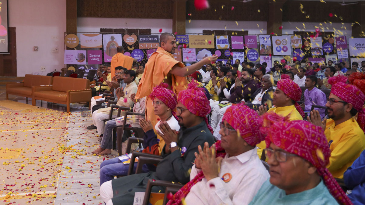 Sadhus felicitate bal karyakars with flower petals