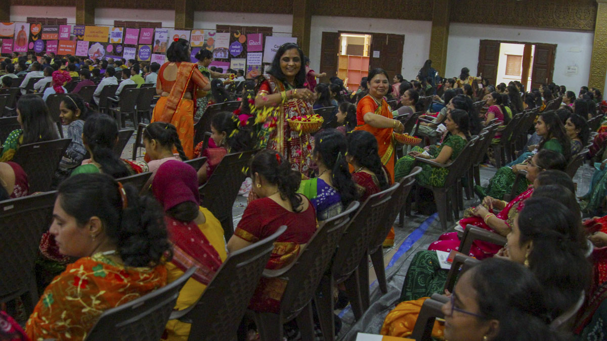 Senior karyakars felicitate balika karyakars with flower petals