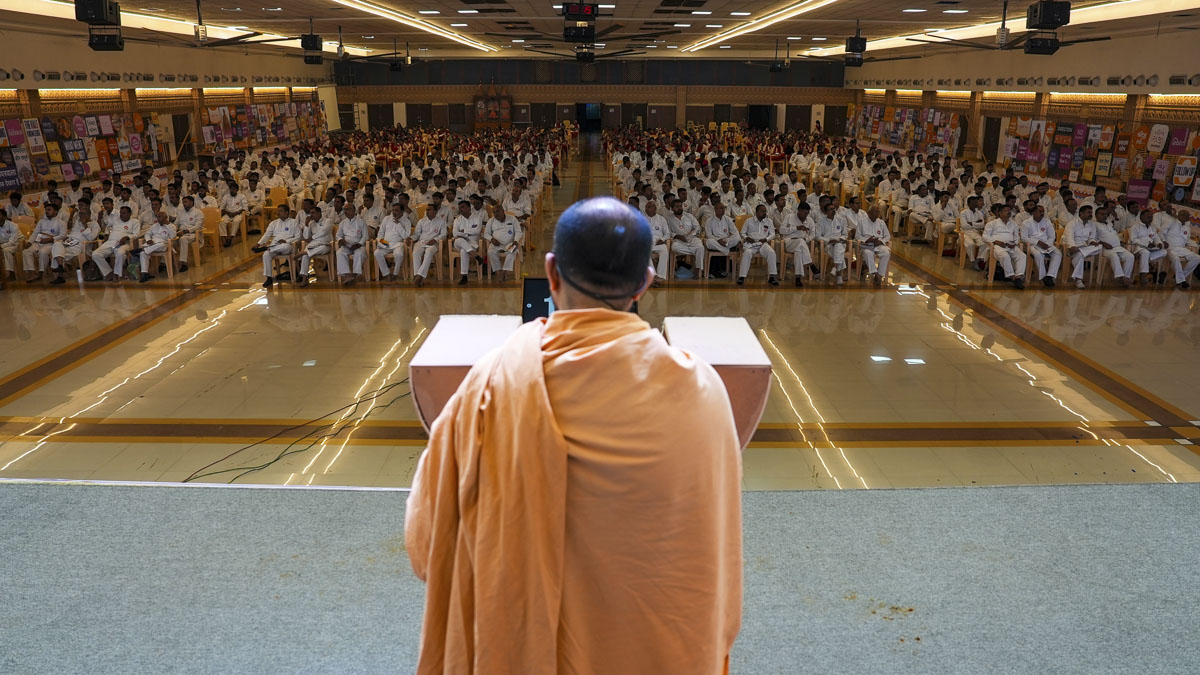 Bal karyakars enlightening themselves through a speech