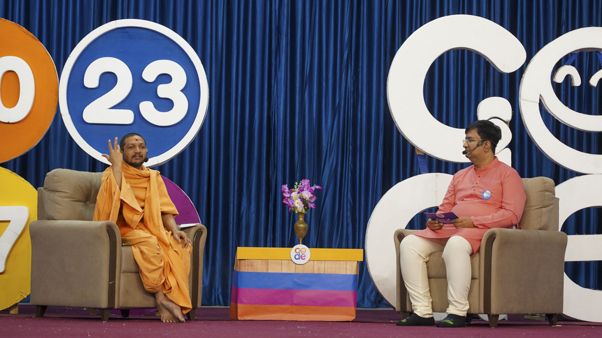Nilkanthjivan Swami conducts a talk show presenting inspiring incidents