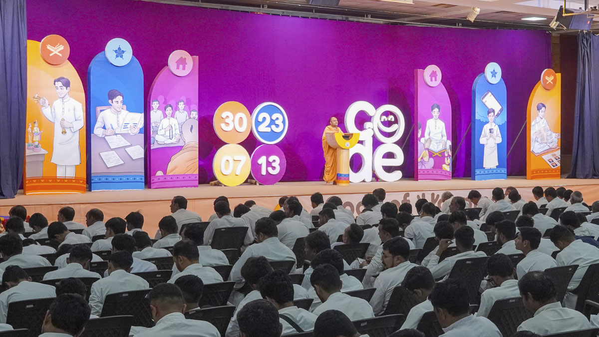 Bhagwatsetu Swami conducts a workshop based on the lives of Satpurush