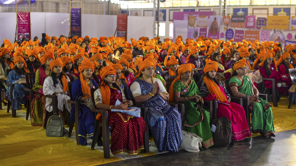 Balika karyakars readied in traditional, decorative clothes during the convention’s first session