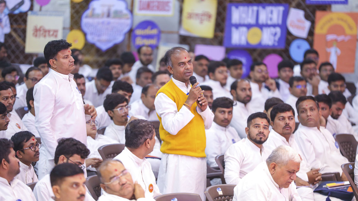 Bal karyakars take part in a question and answer workshop