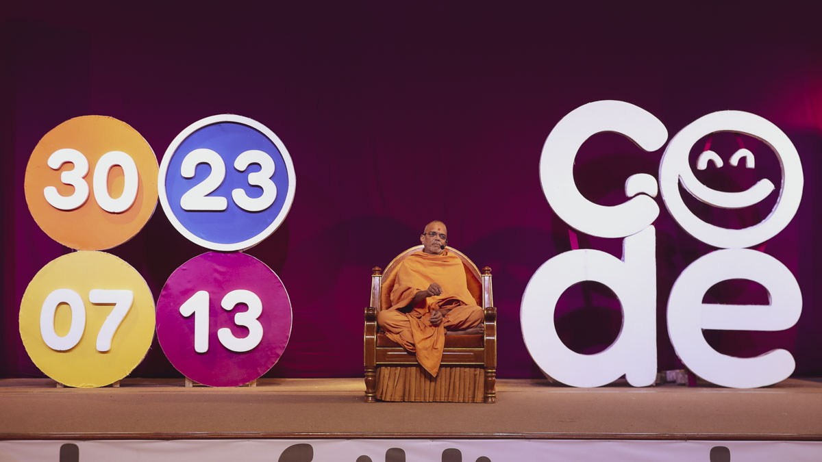 Narayanmuni Swami inspires the karyakars during a session