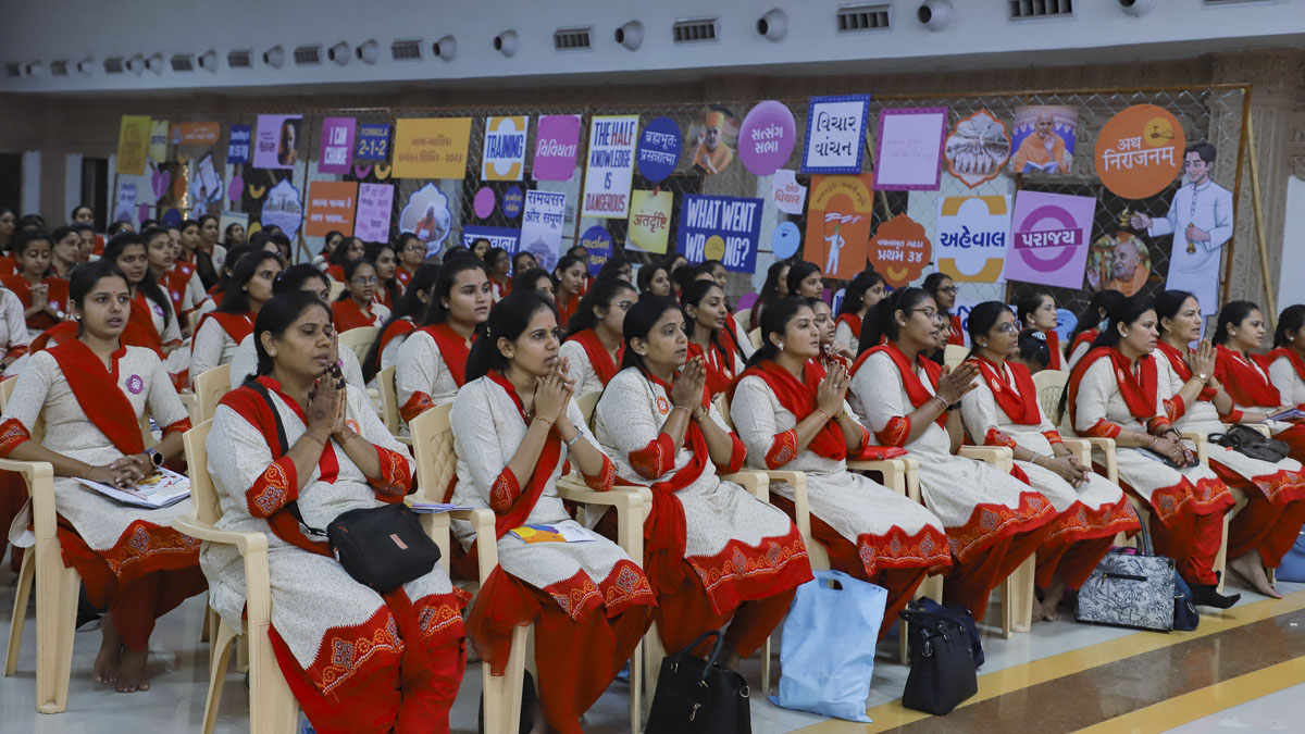 Balika karyakars recite the Sahajanand Namavali