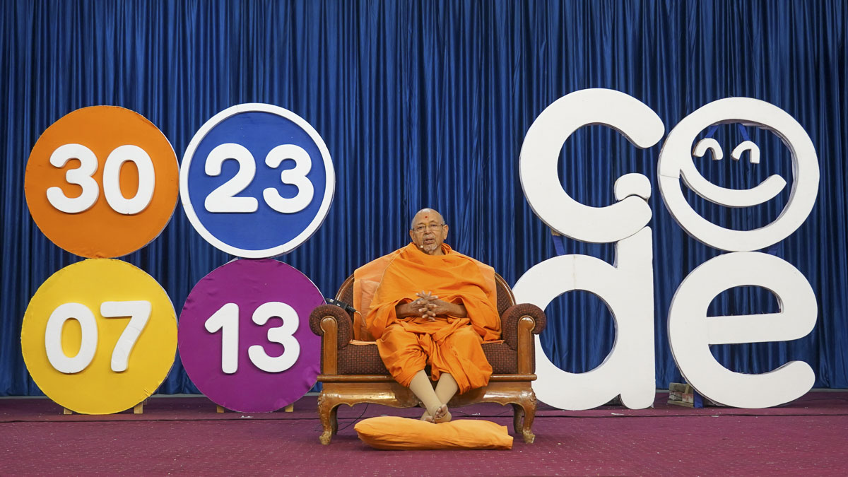 Pujya Tyagvallabh Swami inspires the karyakars during a session