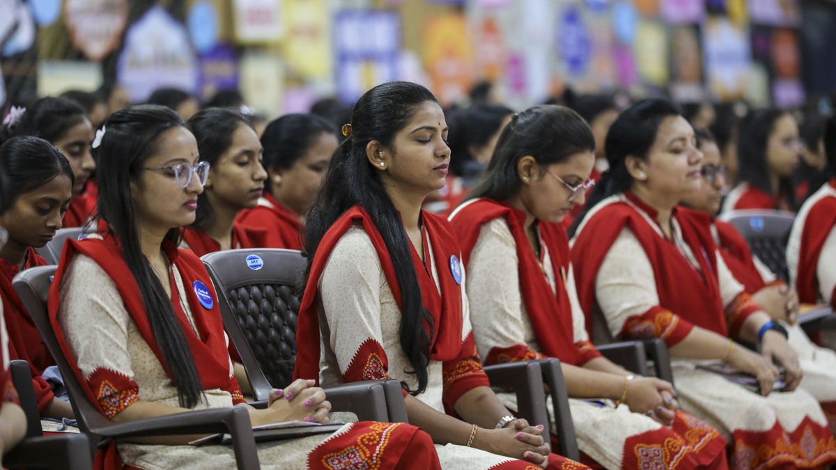 Balika karyakars listen to Mahant Swami Maharaj’s blessings