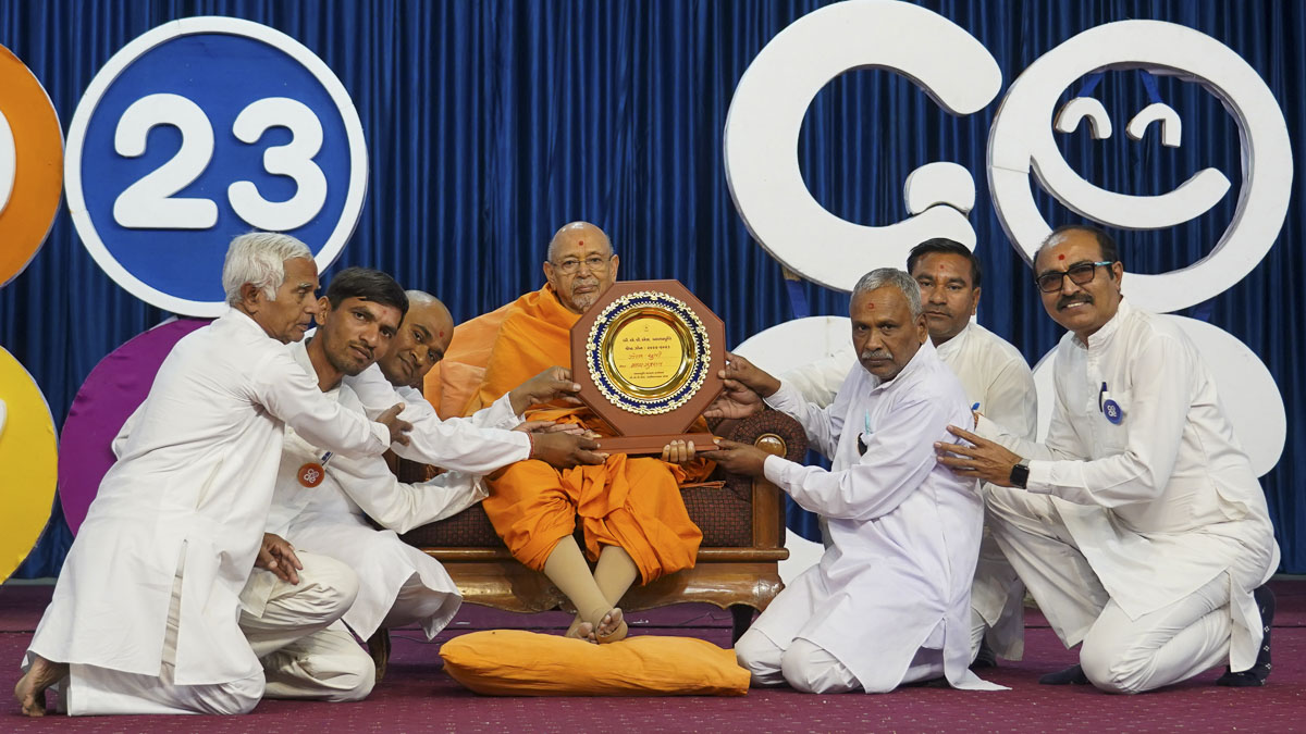 Bal karyakars receive the ‘Best Zone’ award from Pujya Tyagvallabh Swami